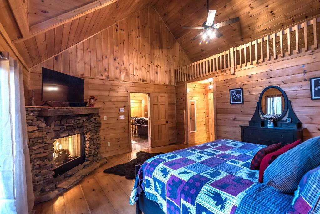 Private Creekside Cabin+Hot Tub,Pool Table, & Pets Ellijay Exteriör bild